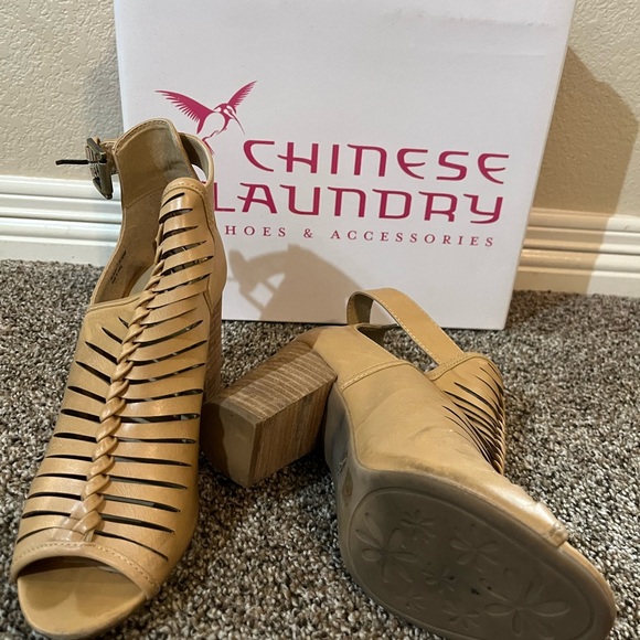 Chinese Laundry Women's Beige Heeled Sandals - Picture 2 of 3